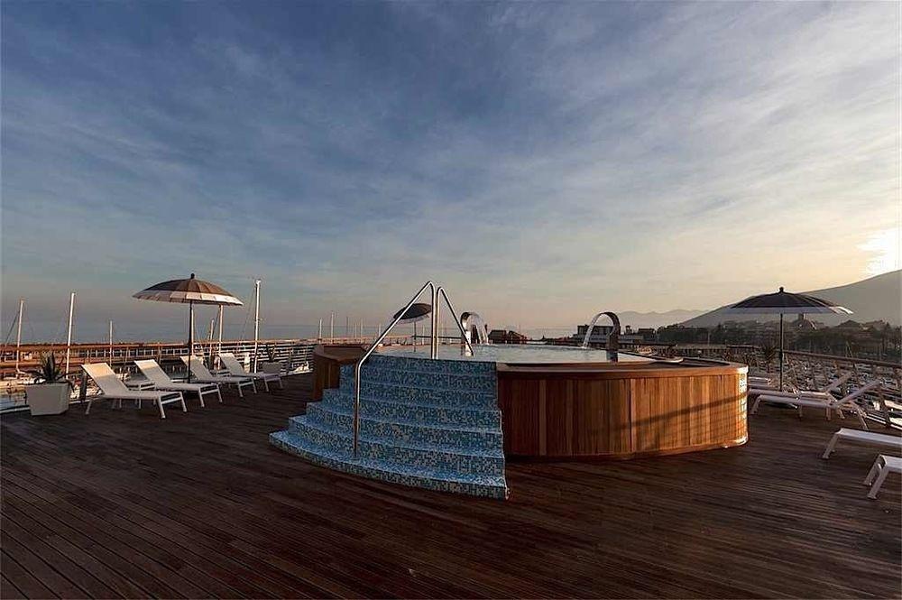 Готель Yacht Club Marina Di Лоано Екстер'єр фото