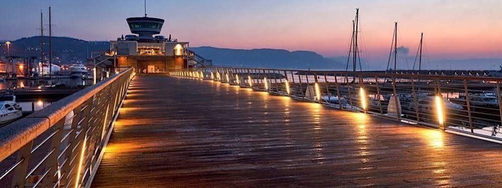 Готель Yacht Club Marina Di Лоано Екстер'єр фото