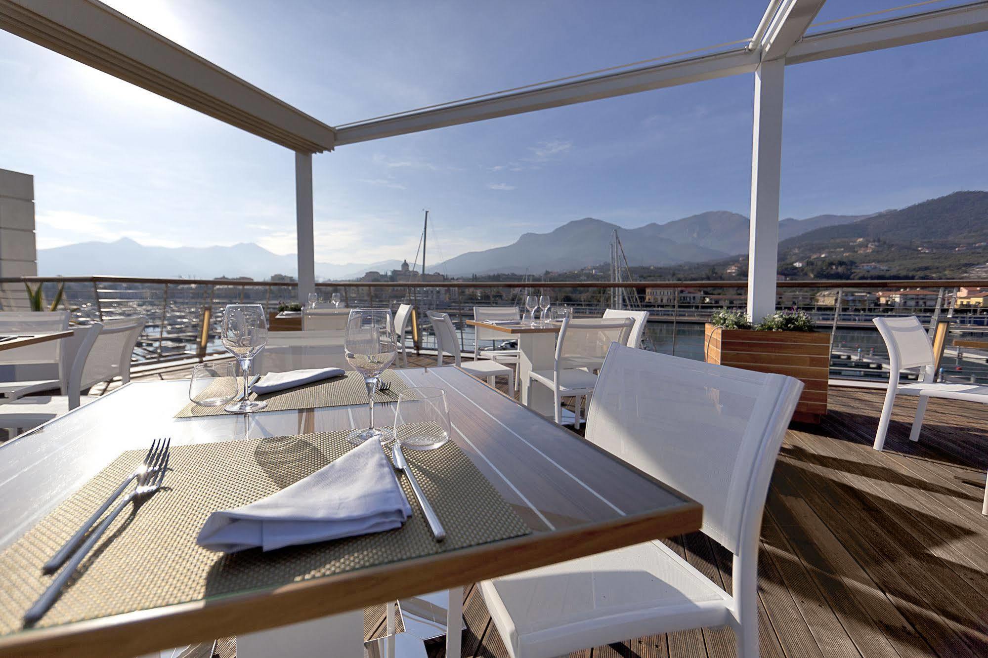 Готель Yacht Club Marina Di Лоано Екстер'єр фото