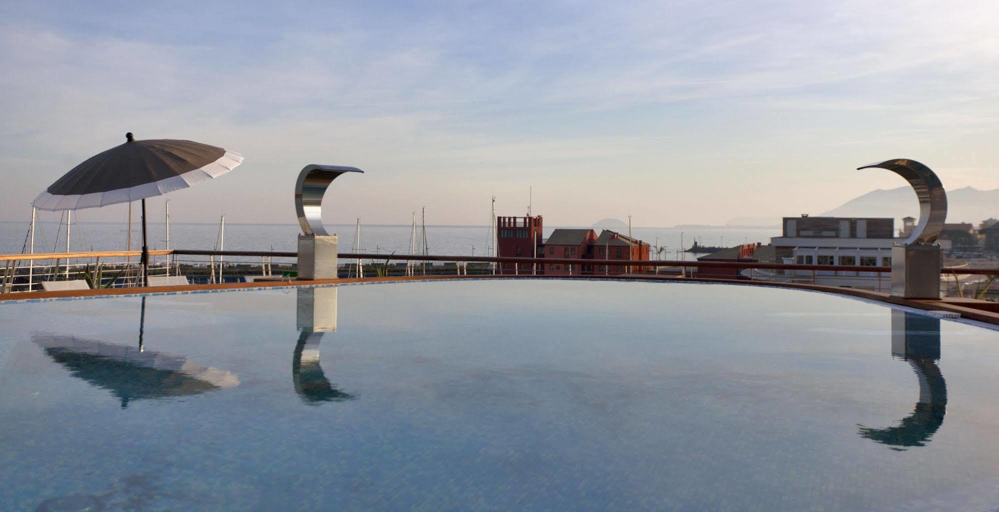 Готель Yacht Club Marina Di Лоано Екстер'єр фото