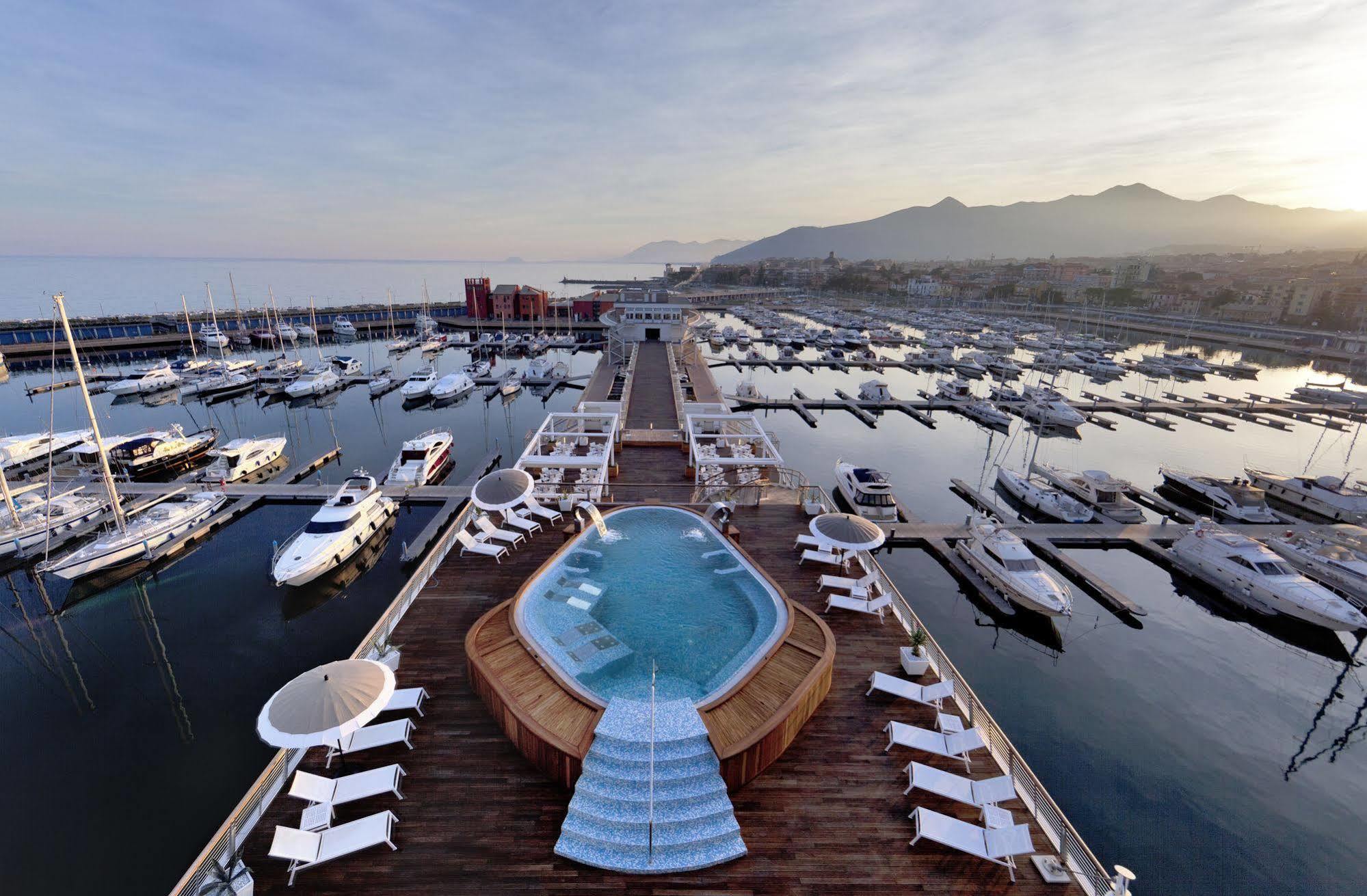 Готель Yacht Club Marina Di Лоано Екстер'єр фото