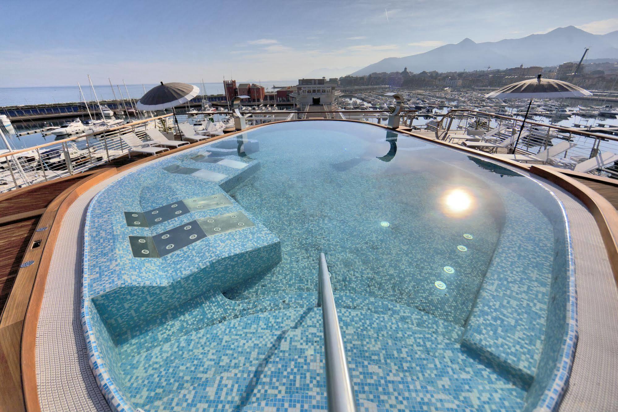 Готель Yacht Club Marina Di Лоано Екстер'єр фото