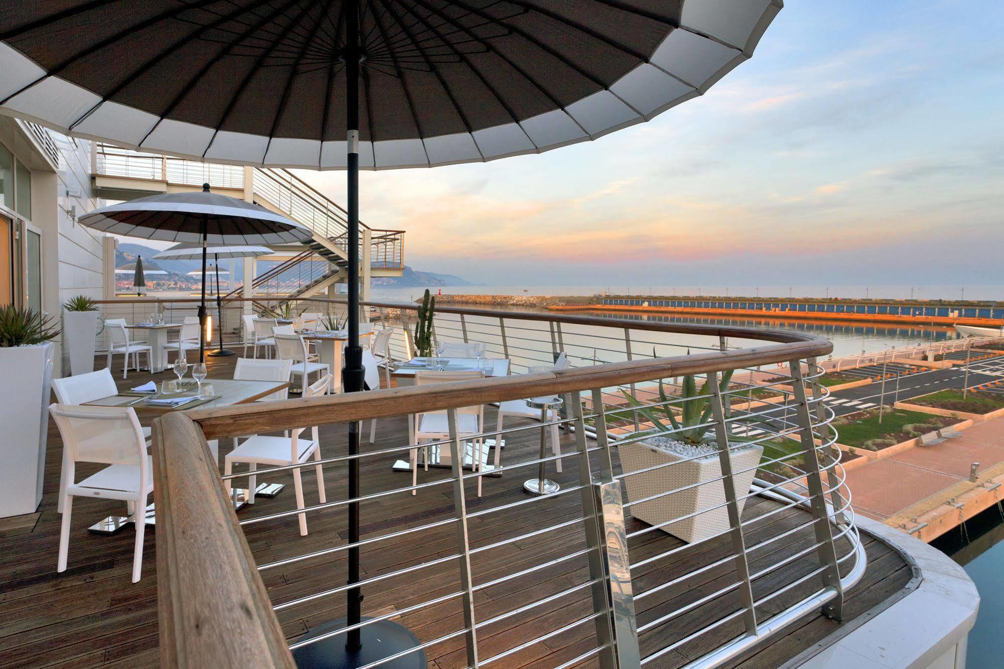Готель Yacht Club Marina Di Лоано Екстер'єр фото